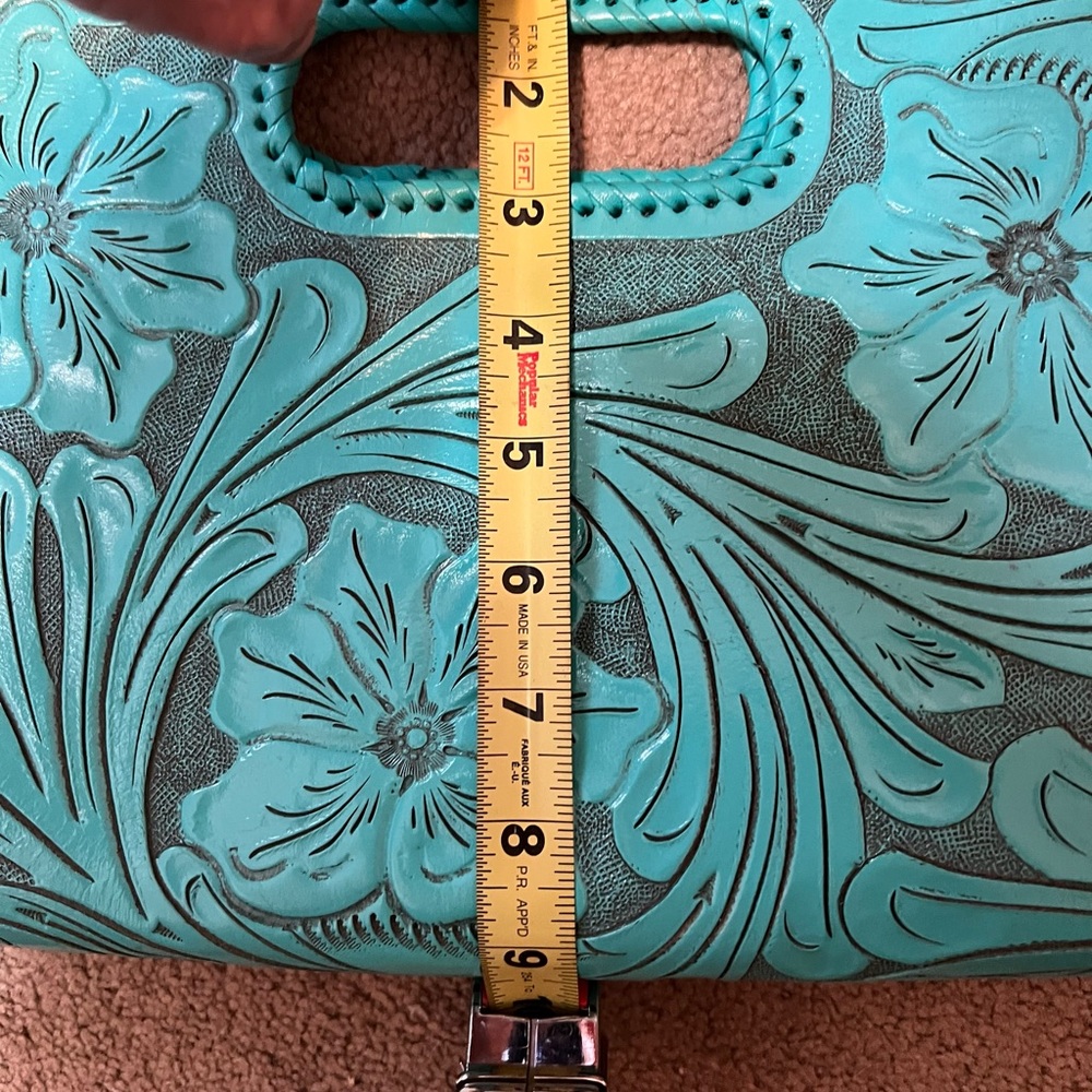 Que chula clutch only carried once like new
